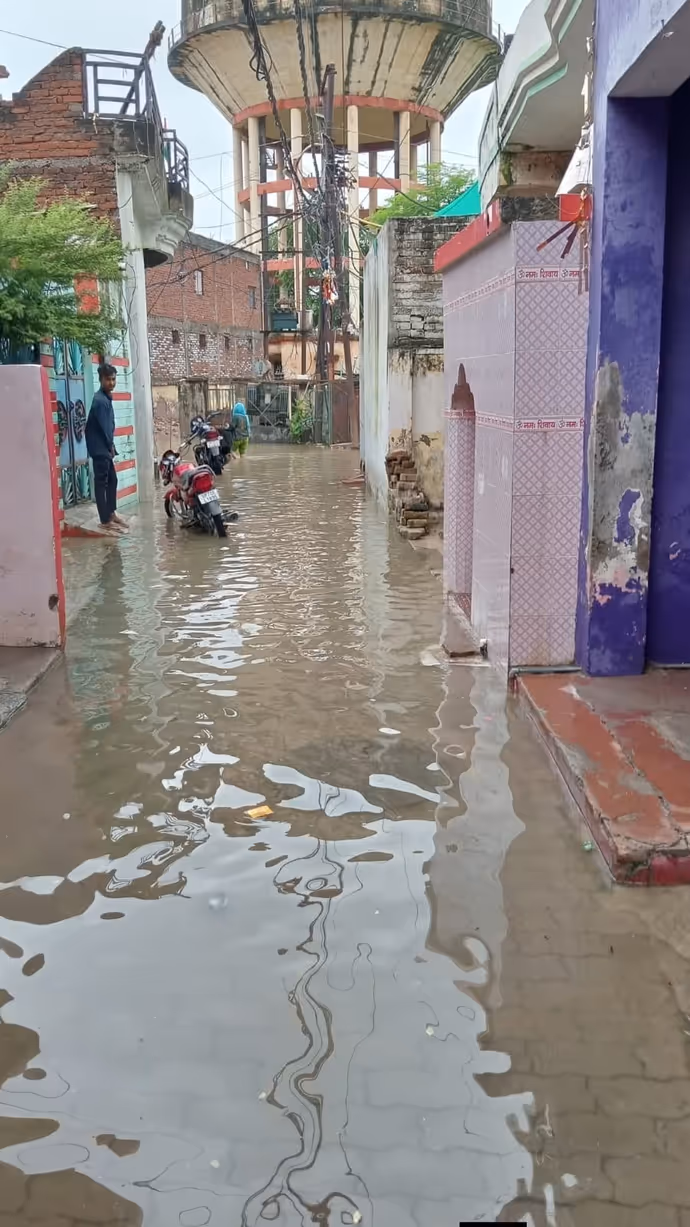 गम में संगम नगरी के लोग! ₹10 करोड़ की नाला सफाई फिर भी घरों में 5 फीट पानी? 11 PHOTO में देखें हाल