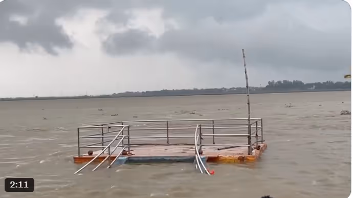 गम में संगम नगरी के लोग! ₹10 करोड़ की नाला सफाई फिर भी घरों में 5 फीट पानी? 11 PHOTO में देखें हाल
