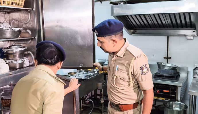 सूरत हॉररः काजू-पनीर करी से बच्ची की मौत के बाद जागी सरकार, 6 PHOTO में रेस्टोरेंट पर ताबड़तोड़ एक्शन