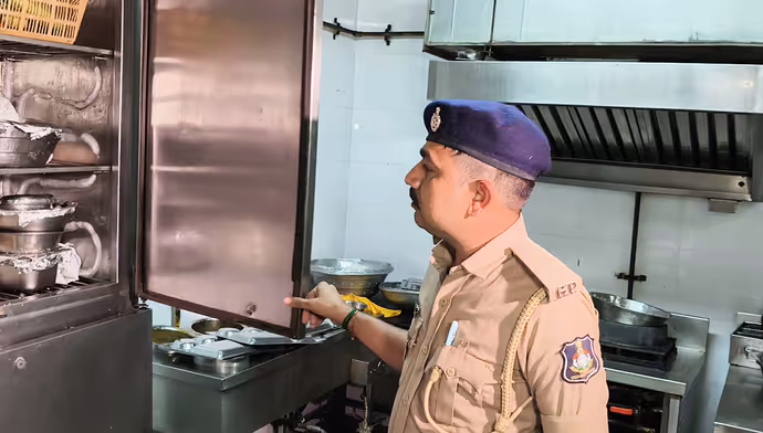 सूरत हॉररः काजू-पनीर करी से बच्ची की मौत के बाद जागी सरकार, 6 PHOTO में रेस्टोरेंट पर ताबड़तोड़ एक्शन