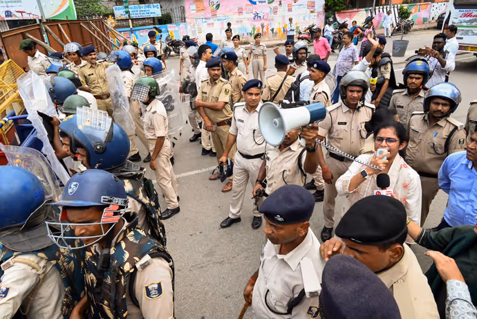 बिहार में AK-47 वाला विरोध, 10 फोटो में देखिए पटना की सड़कों पर कैसे लहराईं बंदूकें