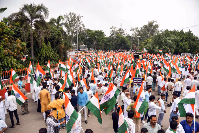 बिहार में AK-47 वाला विरोध, 10 फोटो में देखिए पटना की सड़कों पर कैसे लहराईं बंदूकें