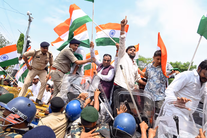 बिहार में AK-47 वाला विरोध, 10 फोटो में देखिए पटना की सड़कों पर कैसे लहराईं बंदूकें