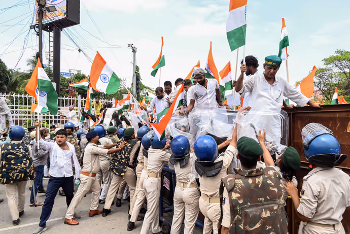 बिहार में AK-47 वाला विरोध, 10 फोटो में देखिए पटना की सड़कों पर कैसे लहराईं बंदूकें