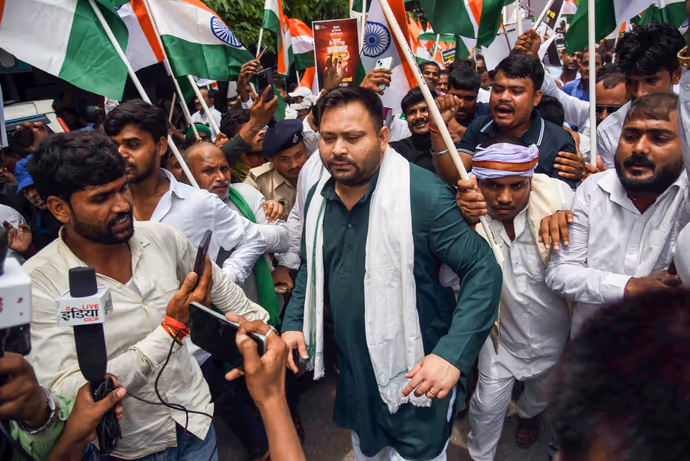 बिहार में AK-47 वाला विरोध, 10 फोटो में देखिए पटना की सड़कों पर कैसे लहराईं बंदूकें