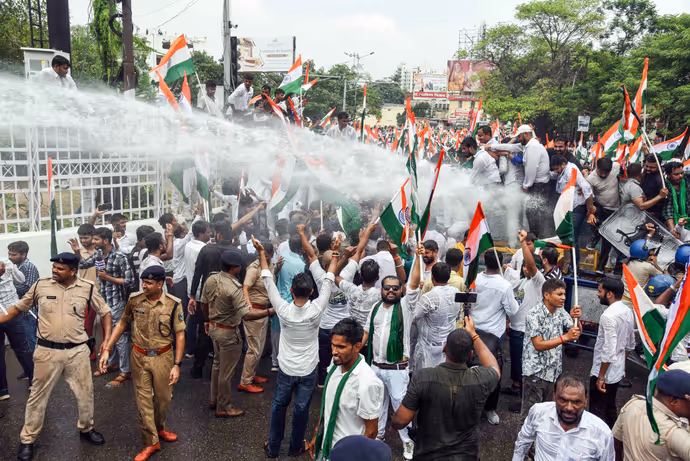 बिहार में AK-47 वाला विरोध, 10 फोटो में देखिए पटना की सड़कों पर कैसे लहराईं बंदूकें