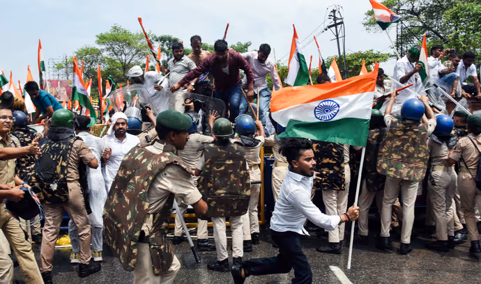 बिहार में AK-47 वाला विरोध, 10 फोटो में देखिए पटना की सड़कों पर कैसे लहराईं बंदूकें