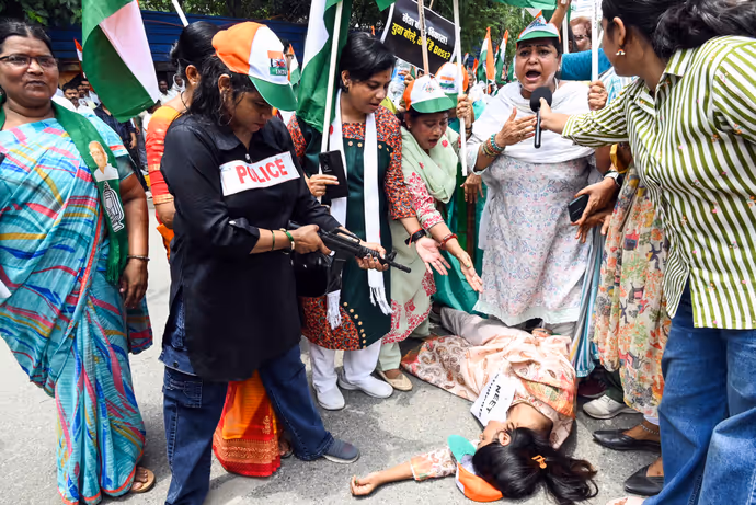 बिहार में AK-47 वाला विरोध, 10 फोटो में देखिए पटना की सड़कों पर कैसे लहराईं बंदूकें