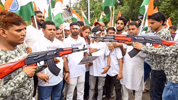 बिहार में AK-47 वाला विरोध, 10 फोटो में देखिए पटना की सड़कों पर कैसे लहराईं बंदूकें