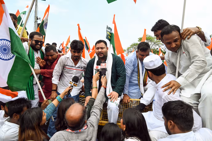 बिहार में AK-47 वाला विरोध, 10 फोटो में देखिए पटना की सड़कों पर कैसे लहराईं बंदूकें