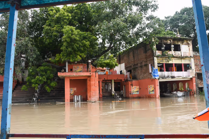 UP-उत्तराखंड-असम से तबाही की 10 तस्वीरें: कहीं ढह गया पुल तो कहीं पानी के बीच 2 वक्त की रोटी का जुगाड़