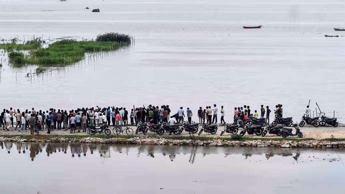 प्रयागराज से जम्मू तक बारिश का कहर: गंगा-यमुना उफान पर, 10 PHOTO में देखें तबाही
