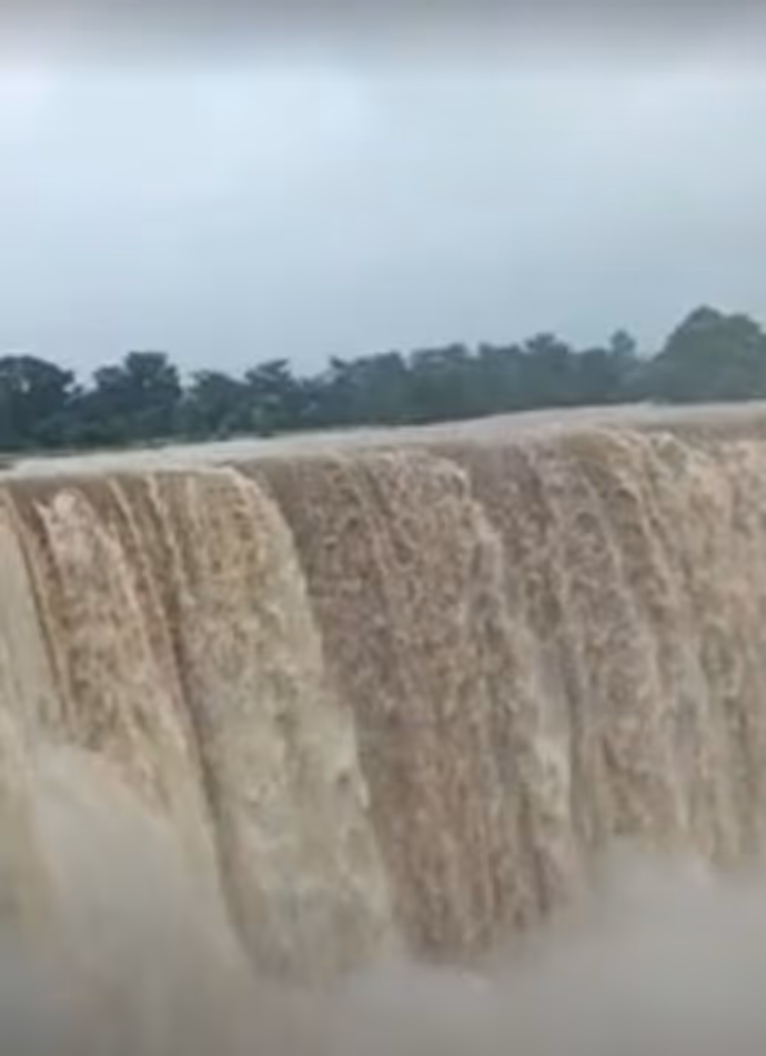 प्रयागराज से जम्मू तक बारिश का कहर: गंगा-यमुना उफान पर, 10 PHOTO में देखें तबाही