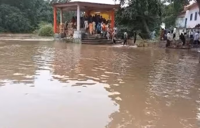 प्रयागराज से जम्मू तक बारिश का कहर: गंगा-यमुना उफान पर, 10 PHOTO में देखें तबाही