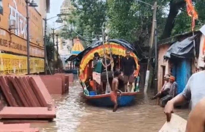 प्रयागराज से जम्मू तक बारिश का कहर: गंगा-यमुना उफान पर, 10 PHOTO में देखें तबाही