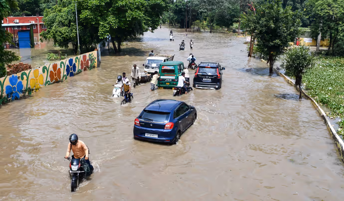 प्रयागराज से जम्मू तक बारिश का कहर: गंगा-यमुना उफान पर, 10 PHOTO में देखें तबाही