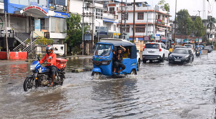 प्रयागराज से जम्मू तक बारिश का कहर: गंगा-यमुना उफान पर, 10 PHOTO में देखें तबाही