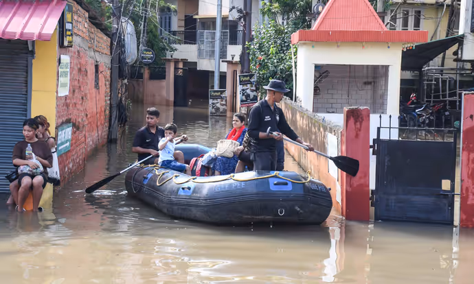 प्रयागराज से जम्मू तक बारिश का कहर: गंगा-यमुना उफान पर, 10 PHOTO में देखें तबाही