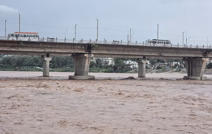 प्रयागराज से जम्मू तक बारिश का कहर: गंगा-यमुना उफान पर, 10 PHOTO में देखें तबाही