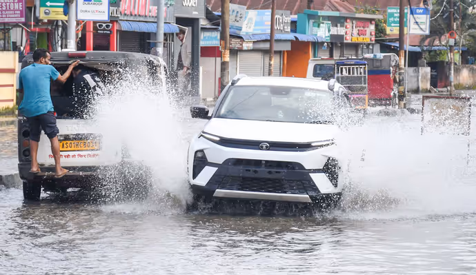 प्रयागराज से जम्मू तक बारिश का कहर: गंगा-यमुना उफान पर, 10 PHOTO में देखें तबाही