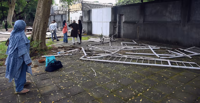 पाक हाई कमीशन के बाहर क्यों चला बुलडोजर? 10 PHOTOS में देखें टूटे बैरिकेड, शेड और मलबे का पूरा नजारा