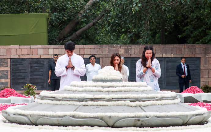नाना राजीव गांधी को श्रद्धांजलि देने पहुंचे रेहान-मिराया, वीरभूमि से सामने आईं गांधी परिवार की 12 भावुक तस्वीरें