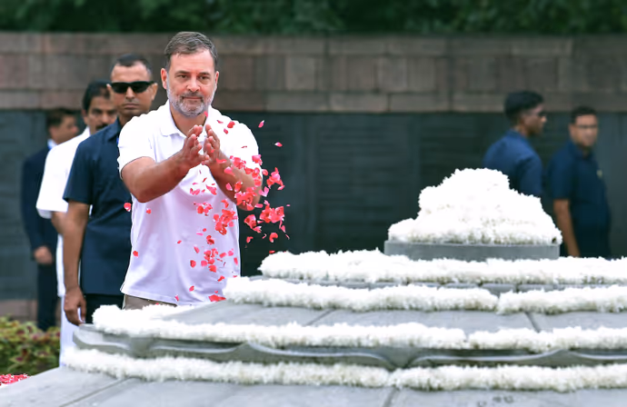 नाना राजीव गांधी को श्रद्धांजलि देने पहुंचे रेहान-मिराया, वीरभूमि से सामने आईं गांधी परिवार की 12 भावुक तस्वीरें