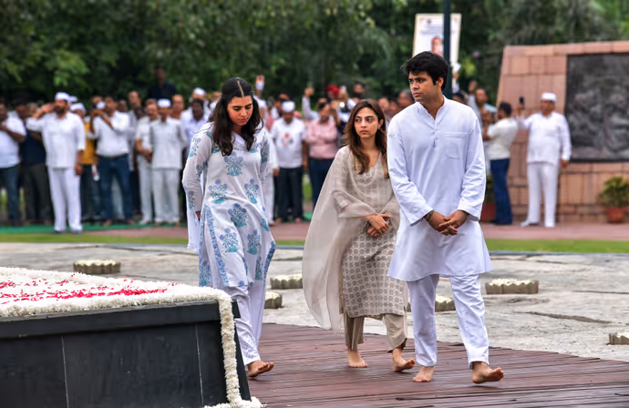 नाना राजीव गांधी को श्रद्धांजलि देने पहुंचे रेहान-मिराया, वीरभूमि से सामने आईं गांधी परिवार की 12 भावुक तस्वीरें