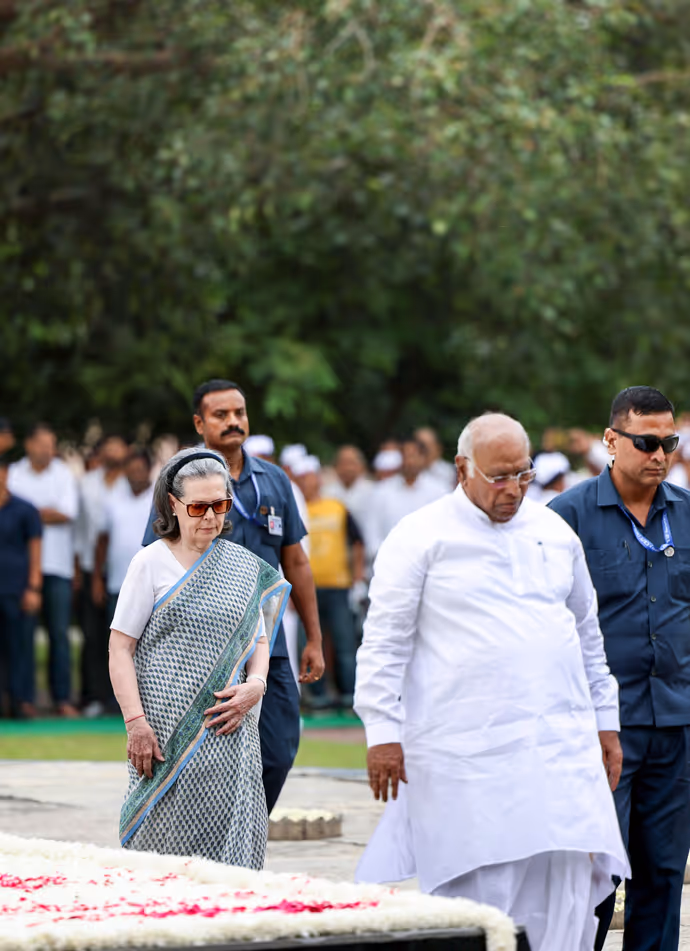 नाना राजीव गांधी को श्रद्धांजलि देने पहुंचे रेहान-मिराया, वीरभूमि से सामने आईं गांधी परिवार की 12 भावुक तस्वीरें