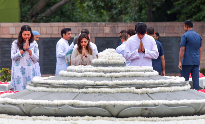 नाना राजीव गांधी को श्रद्धांजलि देने पहुंचे रेहान-मिराया, वीरभूमि से सामने आईं गांधी परिवार की 12 भावुक तस्वीरें