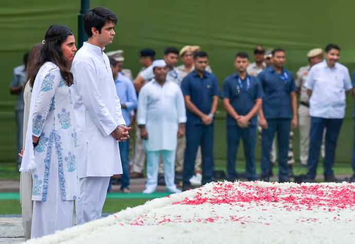 नाना राजीव गांधी को श्रद्धांजलि देने पहुंचे रेहान-मिराया, वीरभूमि से सामने आईं गांधी परिवार की 12 भावुक तस्वीरें