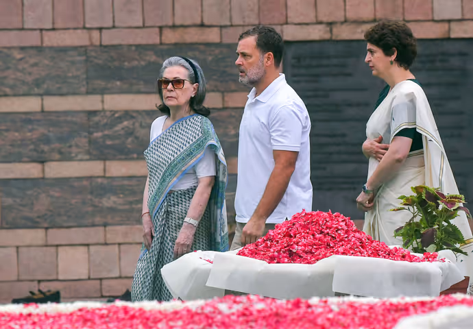 नाना राजीव गांधी को श्रद्धांजलि देने पहुंचे रेहान-मिराया, वीरभूमि से सामने आईं गांधी परिवार की 12 भावुक तस्वीरें