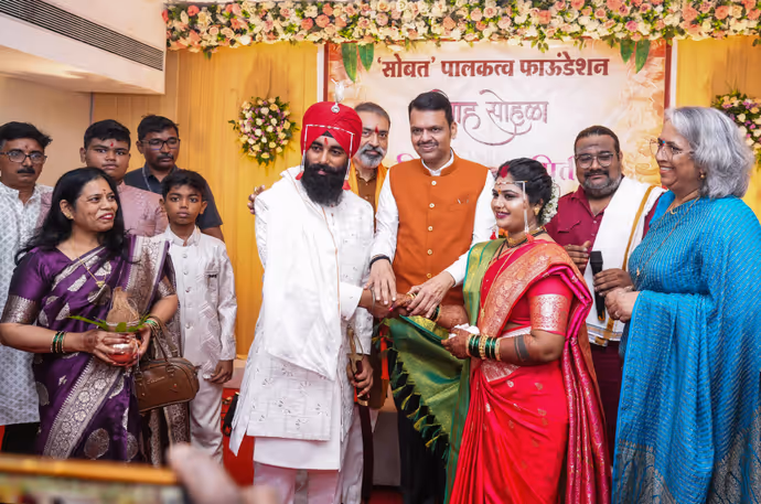 कोविड में पति खोया, अब नई शुरुआत...सिंगल मदर की शादी में पहुंचे CM फडणवीस, 5 PHOTOS