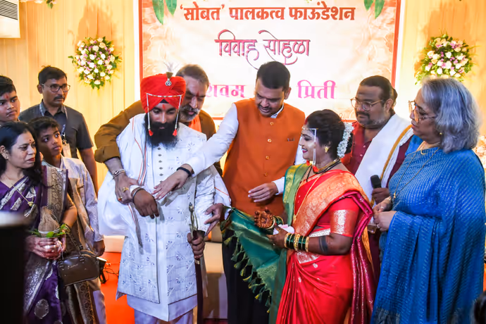 कोविड में पति खोया, अब नई शुरुआत...सिंगल मदर की शादी में पहुंचे CM फडणवीस, 5 PHOTOS