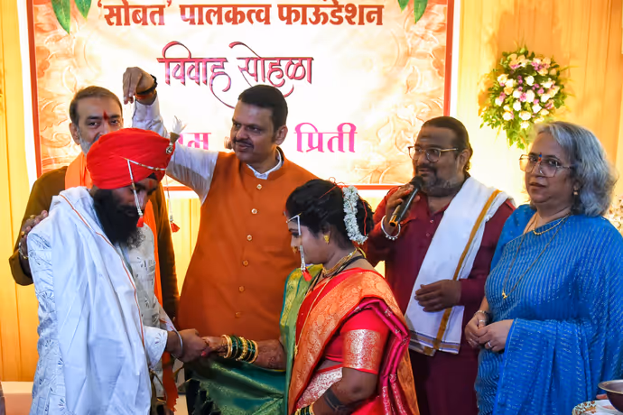 कोविड में पति खोया, अब नई शुरुआत...सिंगल मदर की शादी में पहुंचे CM फडणवीस, 5 PHOTOS