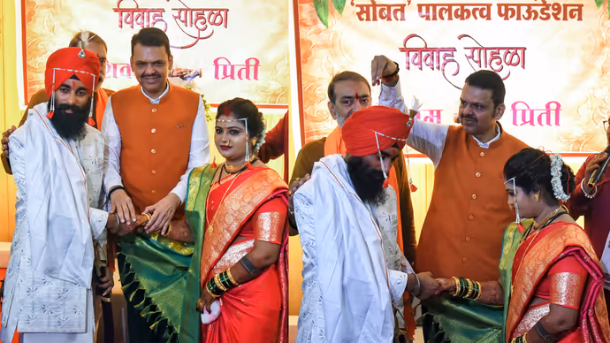 कोविड में पति खोया, अब नई शुरुआत...सिंगल मदर की शादी में पहुंचे CM फडणवीस, 5 PHOTOS