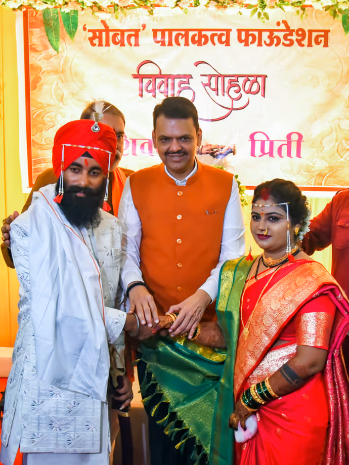 कोविड में पति खोया, अब नई शुरुआत...सिंगल मदर की शादी में पहुंचे CM फडणवीस, 5 PHOTOS