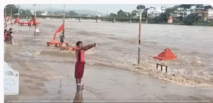जबलपुर में उफनती नर्मदा का रौद रूप, 5 फोटोज में देखिए कैसे पानी में समा गए मंदिर