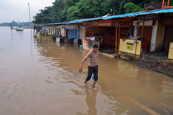 जबलपुर में उफनती नर्मदा का रौद रूप, 5 फोटोज में देखिए कैसे पानी में समा गए मंदिर