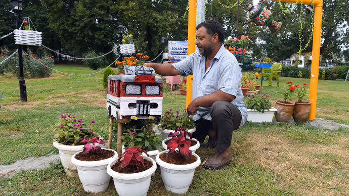 कबाड़ से तैयार हुआ अनोखा गार्डन: Srinagar के Waste Wonder Garden की 15 PHOTOS