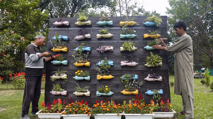 कबाड़ से तैयार हुआ अनोखा गार्डन: Srinagar के Waste Wonder Garden की 15 PHOTOS