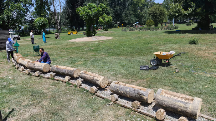 कबाड़ से तैयार हुआ अनोखा गार्डन: Srinagar के Waste Wonder Garden की 15 PHOTOS
