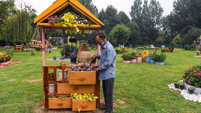 कबाड़ से तैयार हुआ अनोखा गार्डन: Srinagar के Waste Wonder Garden की 15 PHOTOS