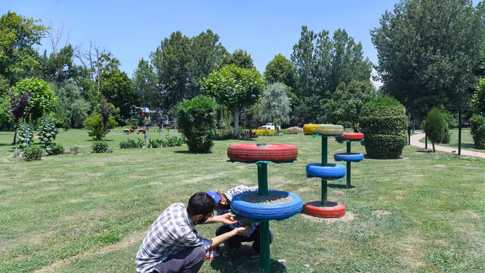 कबाड़ से तैयार हुआ अनोखा गार्डन: Srinagar के Waste Wonder Garden की 15 PHOTOS