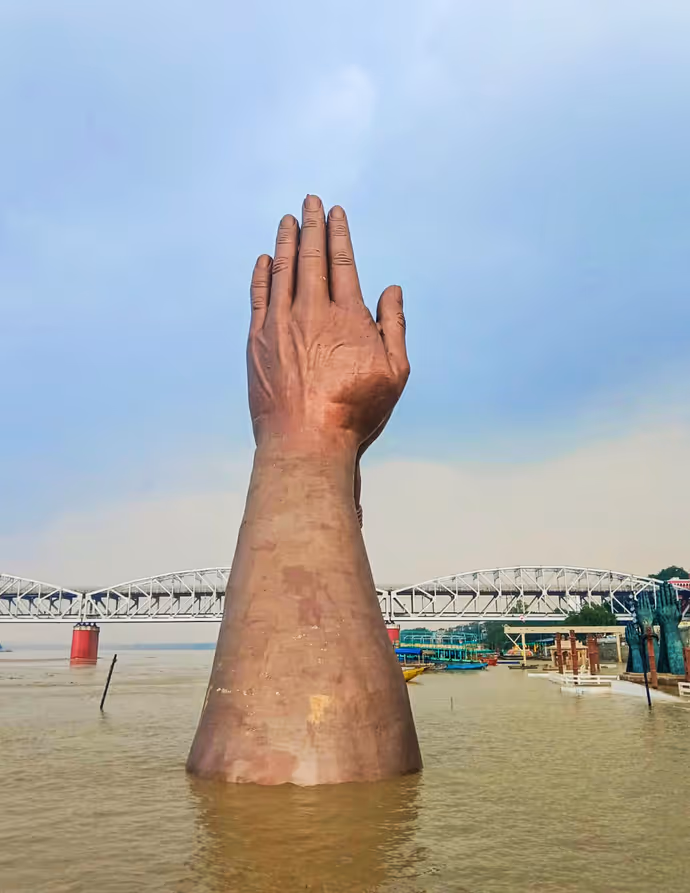 काशी के घाट डूबे, प्रयागराज में मंदिर की दहलीज तक पहुंचा पानी; 10 तस्वीरों में बाढ़ का खौफनाक मंजर