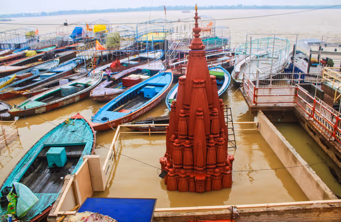 काशी के घाट डूबे, प्रयागराज में मंदिर की दहलीज तक पहुंचा पानी; 10 तस्वीरों में बाढ़ का खौफनाक मंजर