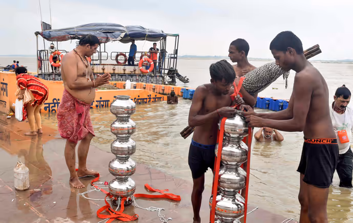 काशी के घाट डूबे, प्रयागराज में मंदिर की दहलीज तक पहुंचा पानी; 10 तस्वीरों में बाढ़ का खौफनाक मंजर