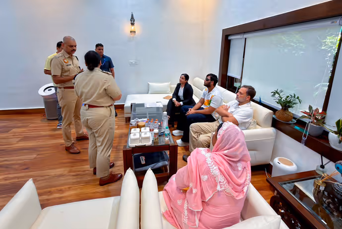 राहुल गांधी का हाई-वोल्टेज ड्रामा! 10 PHOTOS में आखिर किसे इंसाफ दिलाने पुलिस से भिड़ गए कांग्रेस नेता