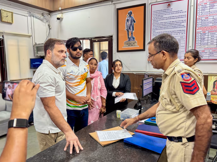 राहुल गांधी का हाई-वोल्टेज ड्रामा! 10 PHOTOS में आखिर किसे इंसाफ दिलाने पुलिस से भिड़ गए कांग्रेस नेता