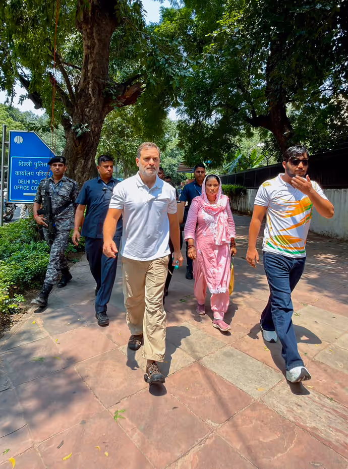 राहुल गांधी का हाई-वोल्टेज ड्रामा! 10 PHOTOS में आखिर किसे इंसाफ दिलाने पुलिस से भिड़ गए कांग्रेस नेता